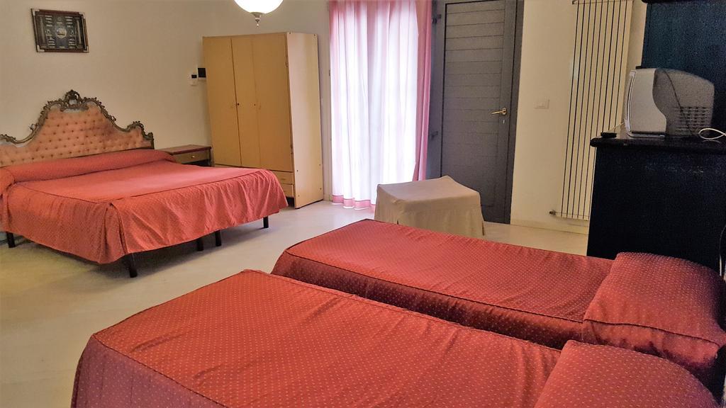 רימיני Hotel Bengasi מראה חיצוני תמונה