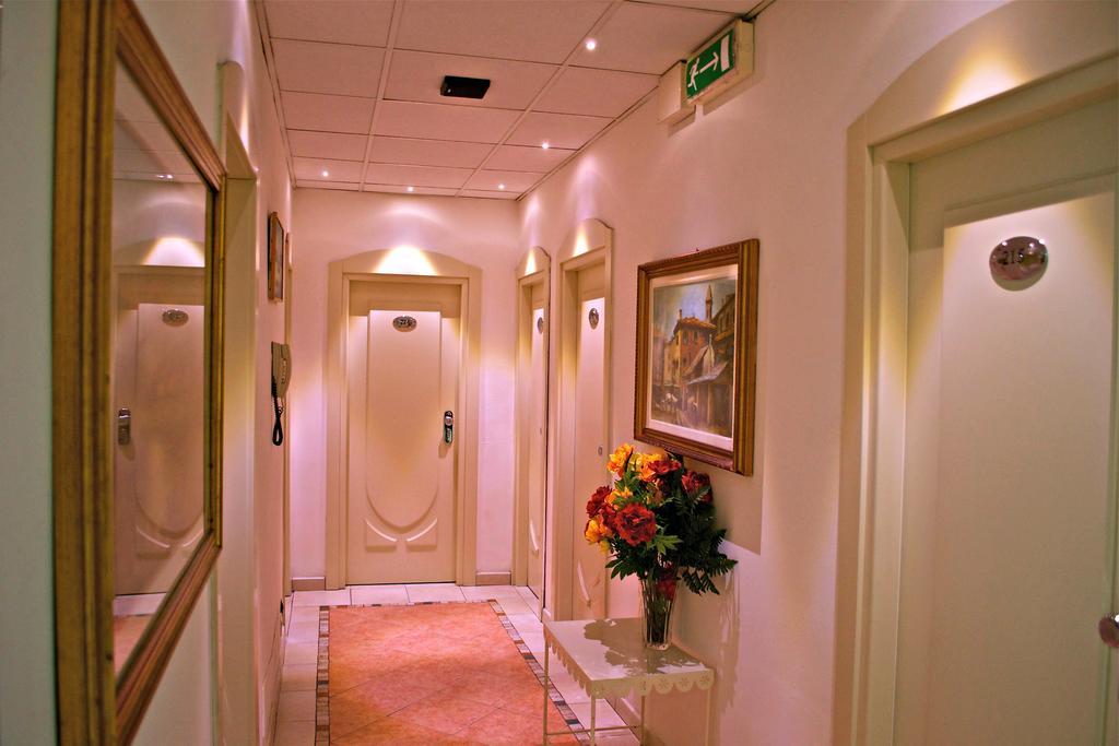 רימיני Hotel Bengasi מראה חיצוני תמונה
