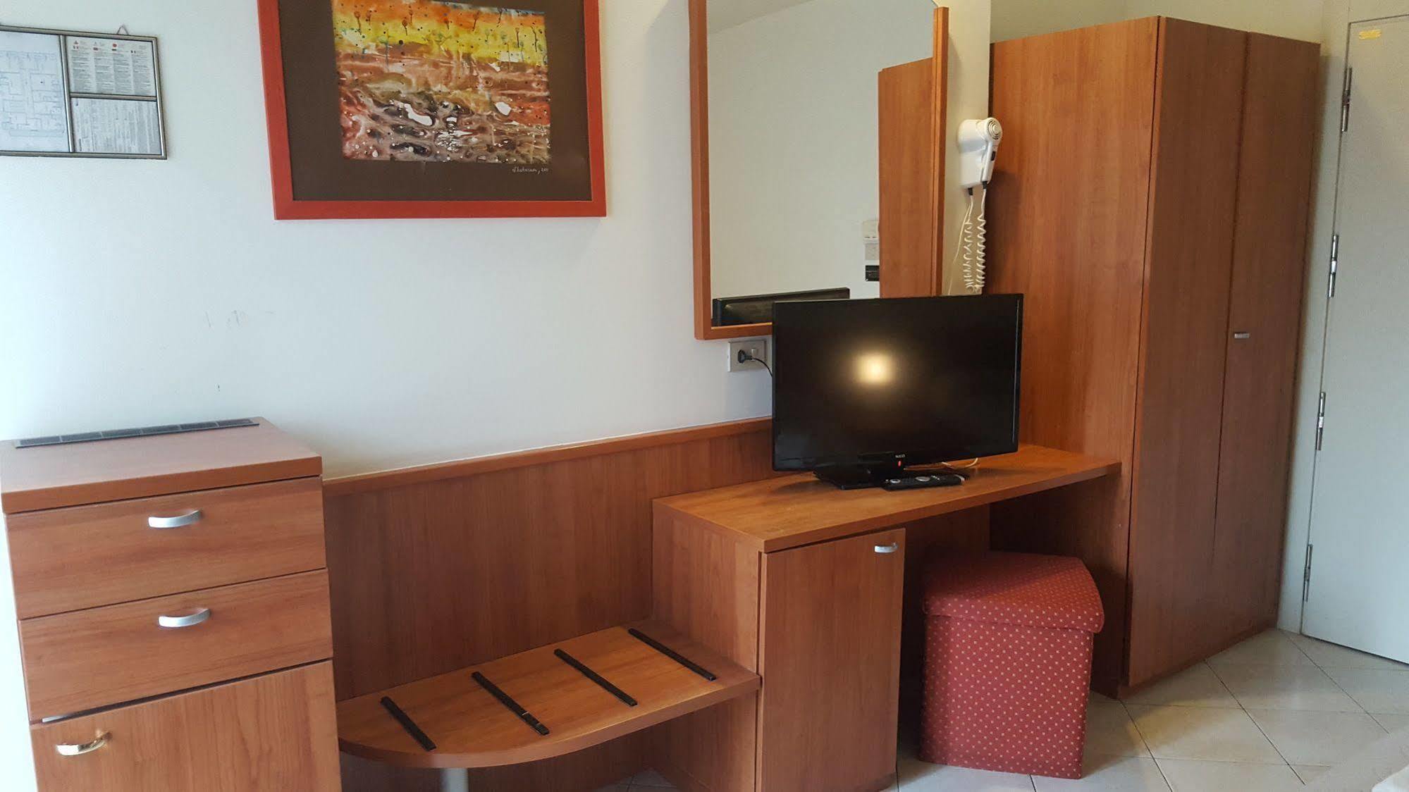 רימיני Hotel Bengasi מראה חיצוני תמונה