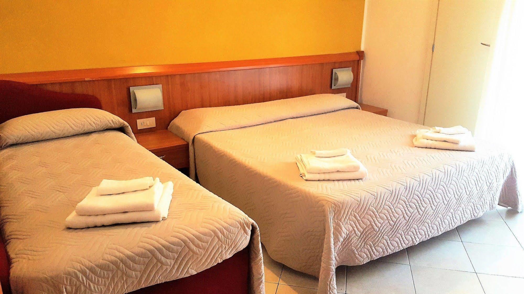 רימיני Hotel Bengasi מראה חיצוני תמונה