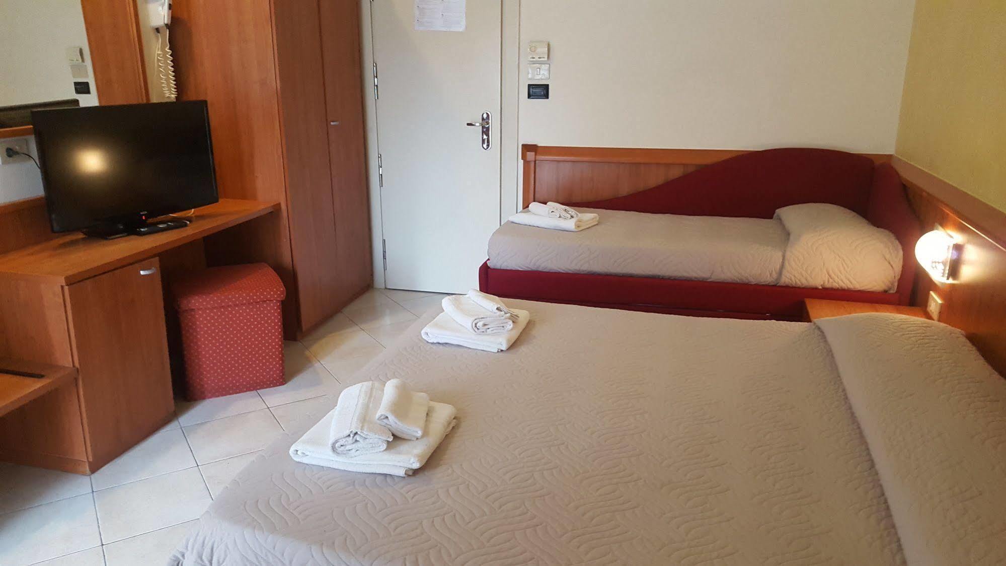 רימיני Hotel Bengasi מראה חיצוני תמונה